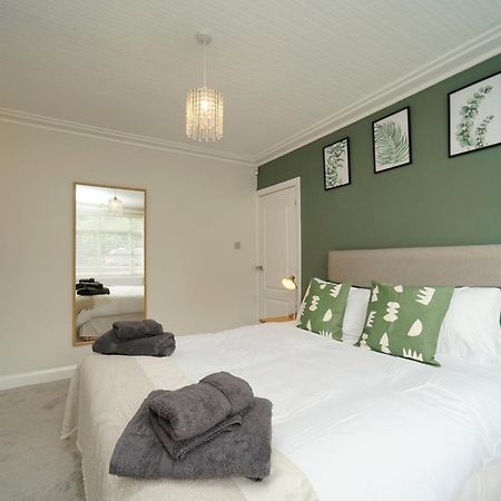 לידס Stunning 5 Bed House In Chapel Allerton, Sleeps 9 מראה חיצוני תמונה