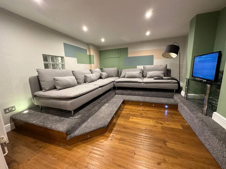 לידס Stunning 5 Bed House In Chapel Allerton, Sleeps 9 מראה חיצוני תמונה