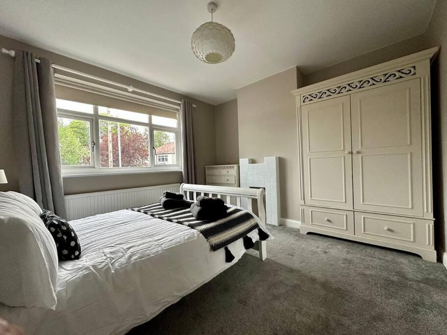 לידס Stunning 5 Bed House In Chapel Allerton, Sleeps 9 מראה חיצוני תמונה