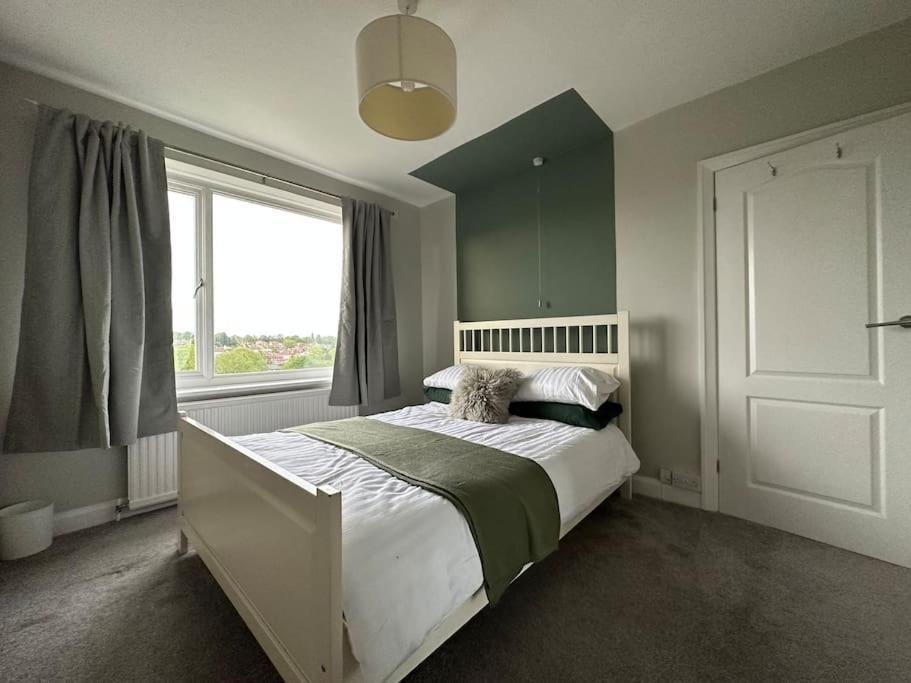 לידס Stunning 5 Bed House In Chapel Allerton, Sleeps 9 מראה חיצוני תמונה