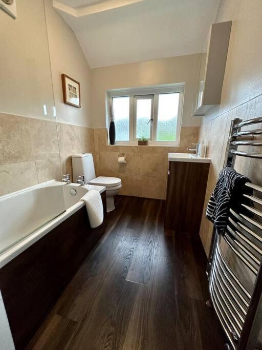 לידס Stunning 5 Bed House In Chapel Allerton, Sleeps 9 מראה חיצוני תמונה