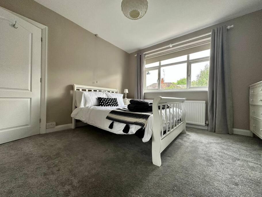 לידס Stunning 5 Bed House In Chapel Allerton, Sleeps 9 מראה חיצוני תמונה