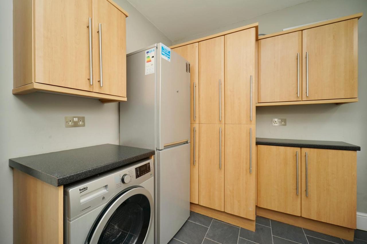 לידס Stunning 5 Bed House In Chapel Allerton, Sleeps 9 מראה חיצוני תמונה