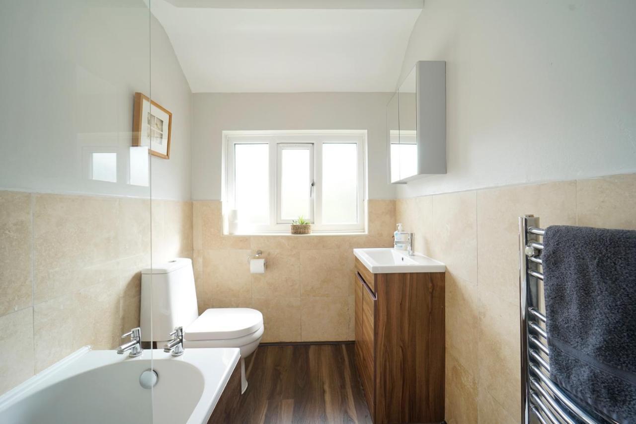 לידס Stunning 5 Bed House In Chapel Allerton, Sleeps 9 מראה חיצוני תמונה