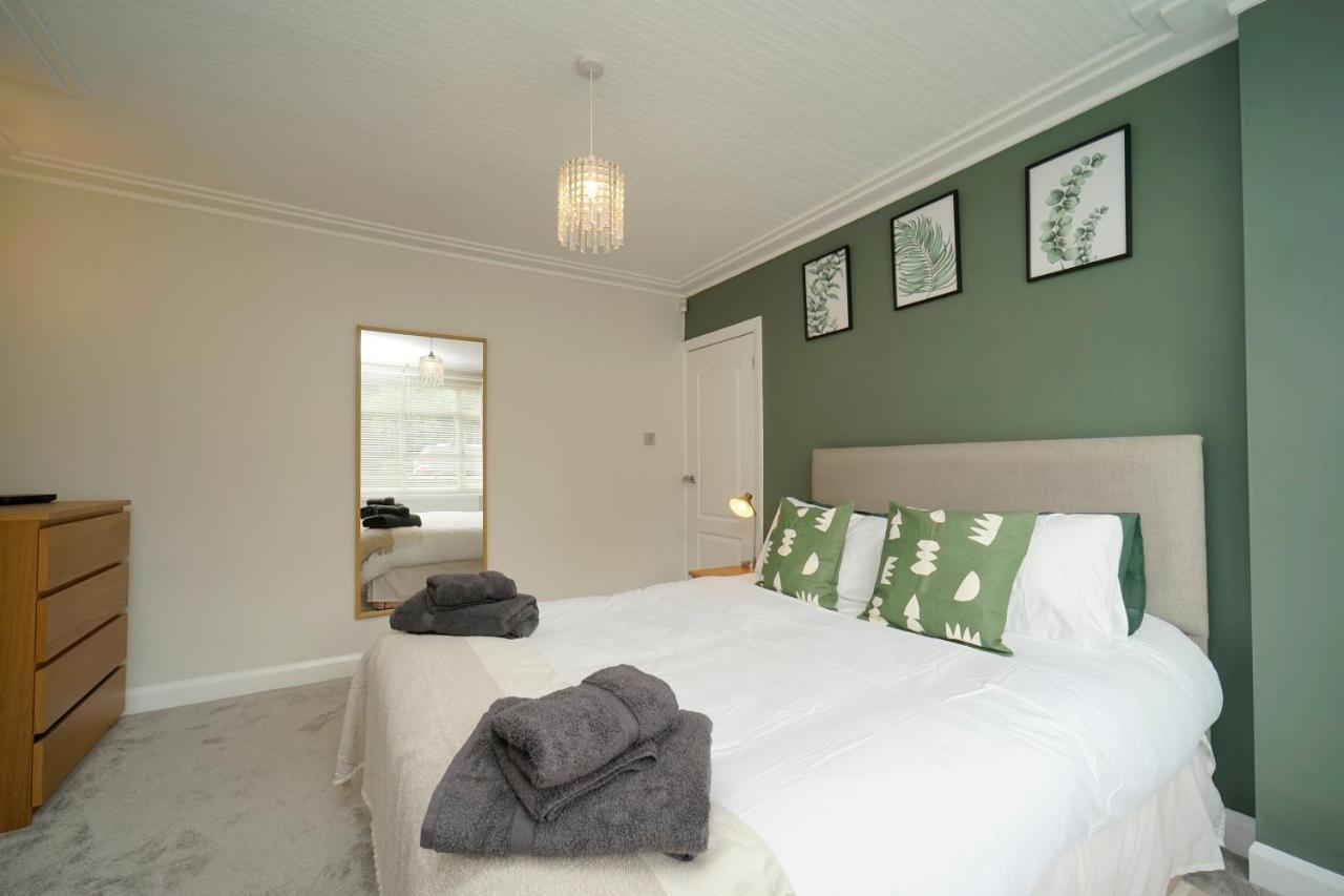 לידס Stunning 5 Bed House In Chapel Allerton, Sleeps 9 מראה חיצוני תמונה