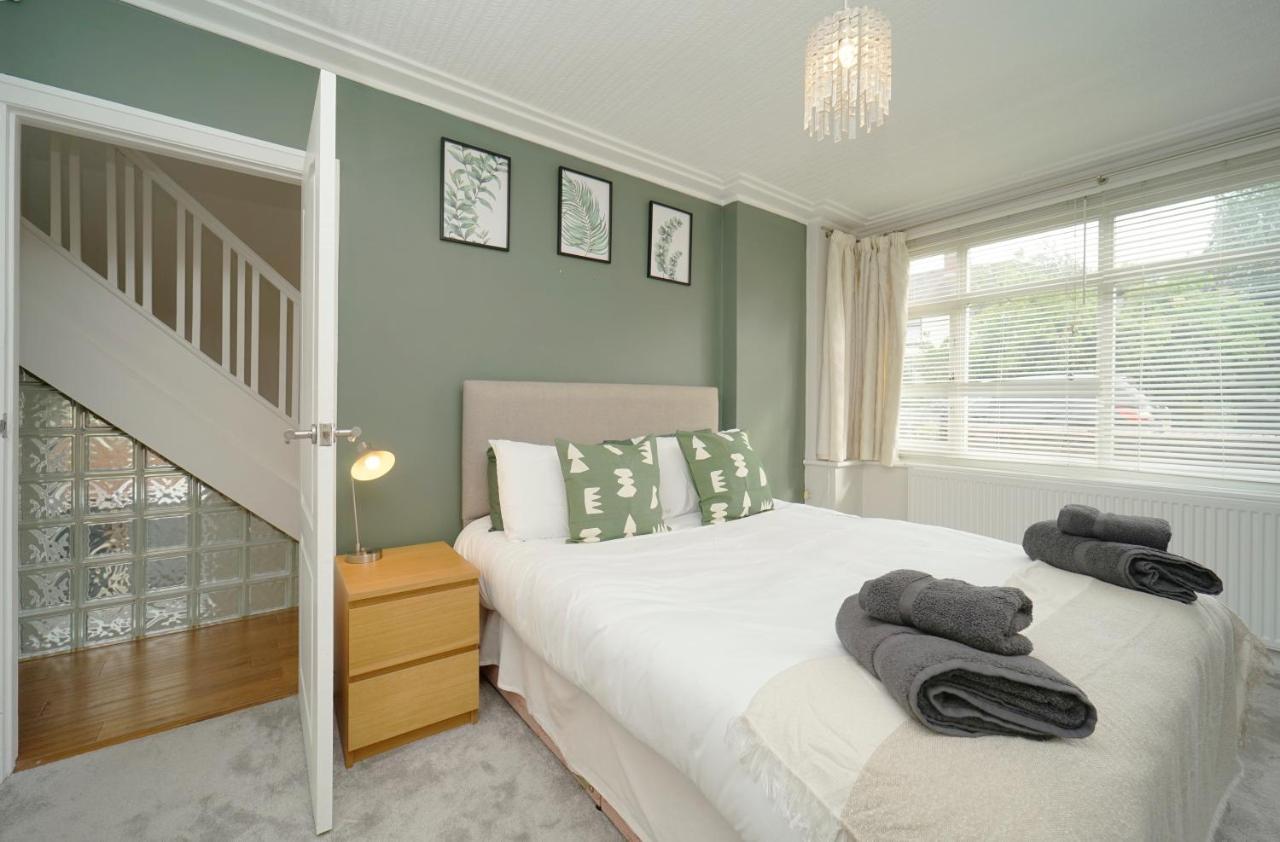 לידס Stunning 5 Bed House In Chapel Allerton, Sleeps 9 מראה חיצוני תמונה